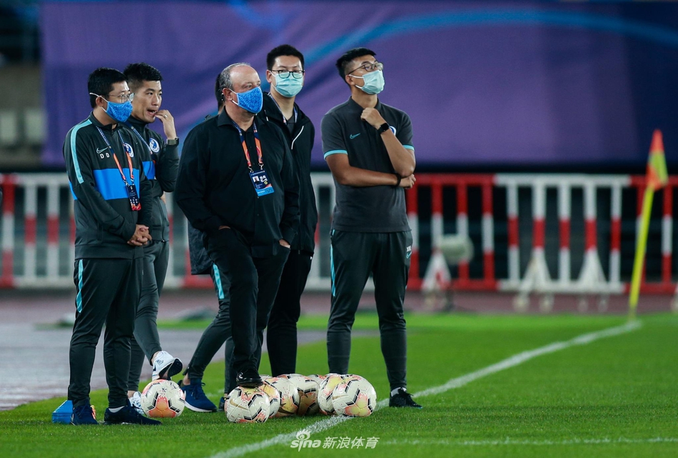 踢两脚！主裁亲自测试积水 贝尼特斯静候结果