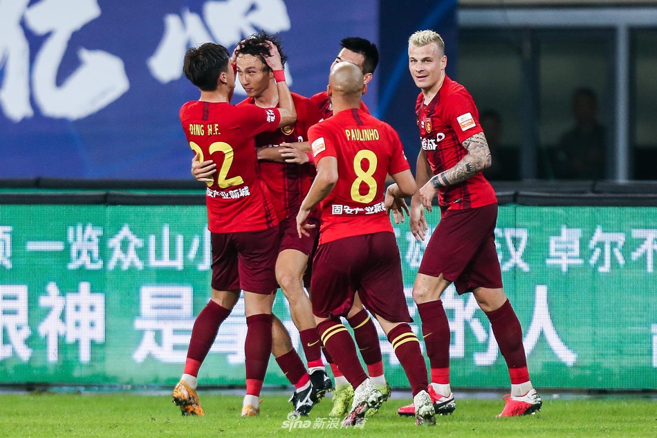 尹鸿博与队友庆祝