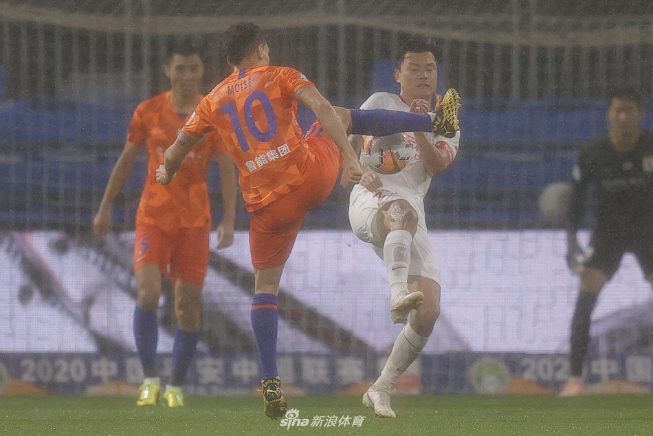 新浪直击山东鲁能2-0深圳佳兆业