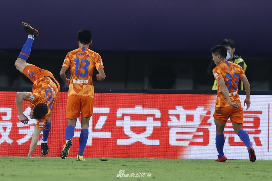 莫伊塞斯庆祝进球