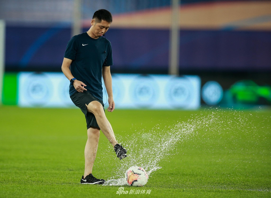 踢两脚！主裁亲自测试积水 贝尼特斯静候结果