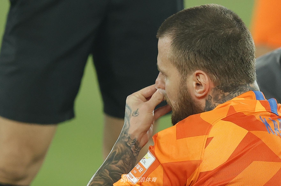 卡达尔解围碰鼻