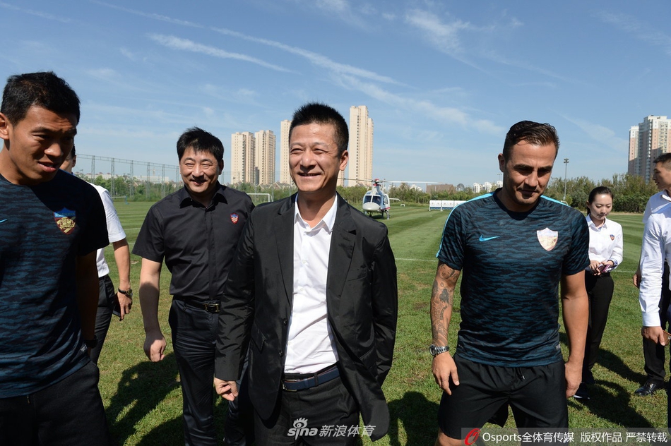 束昱辉为球队鼓舞士气