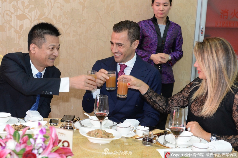 束昱辉与卡纳瓦罗开怀畅饮