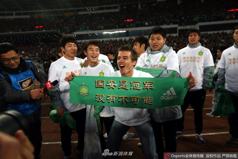 乔尔与队友赛后疯狂庆祝