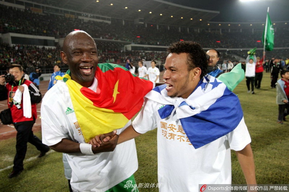 保罗与大马丁握手