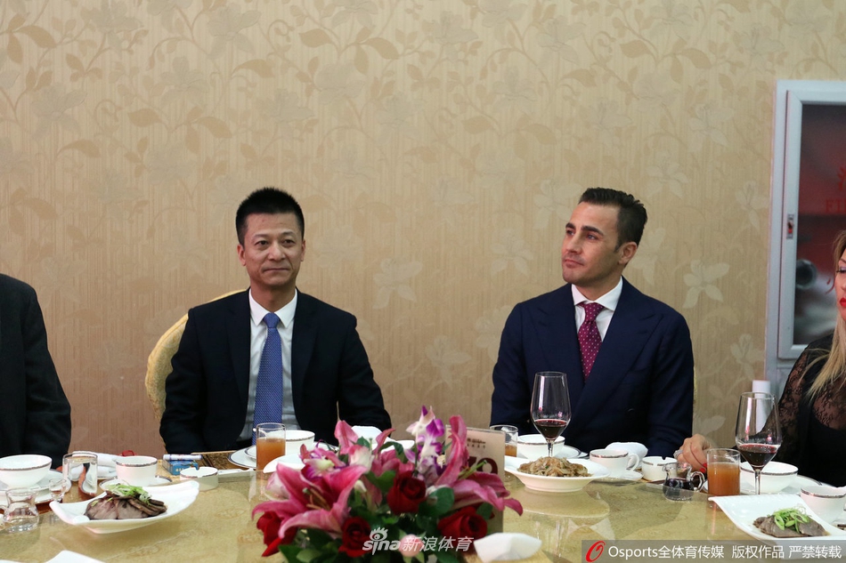 束昱辉与卡帅开怀畅饮