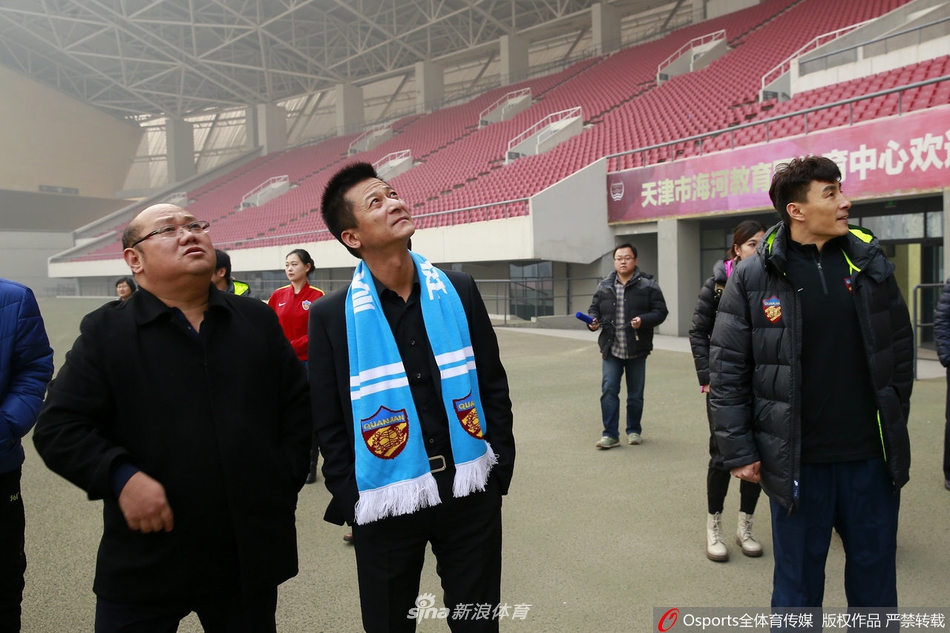 束昱辉参观球场
