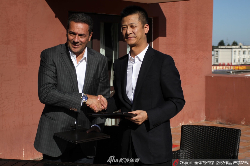 束昱辉与卢森博格握手