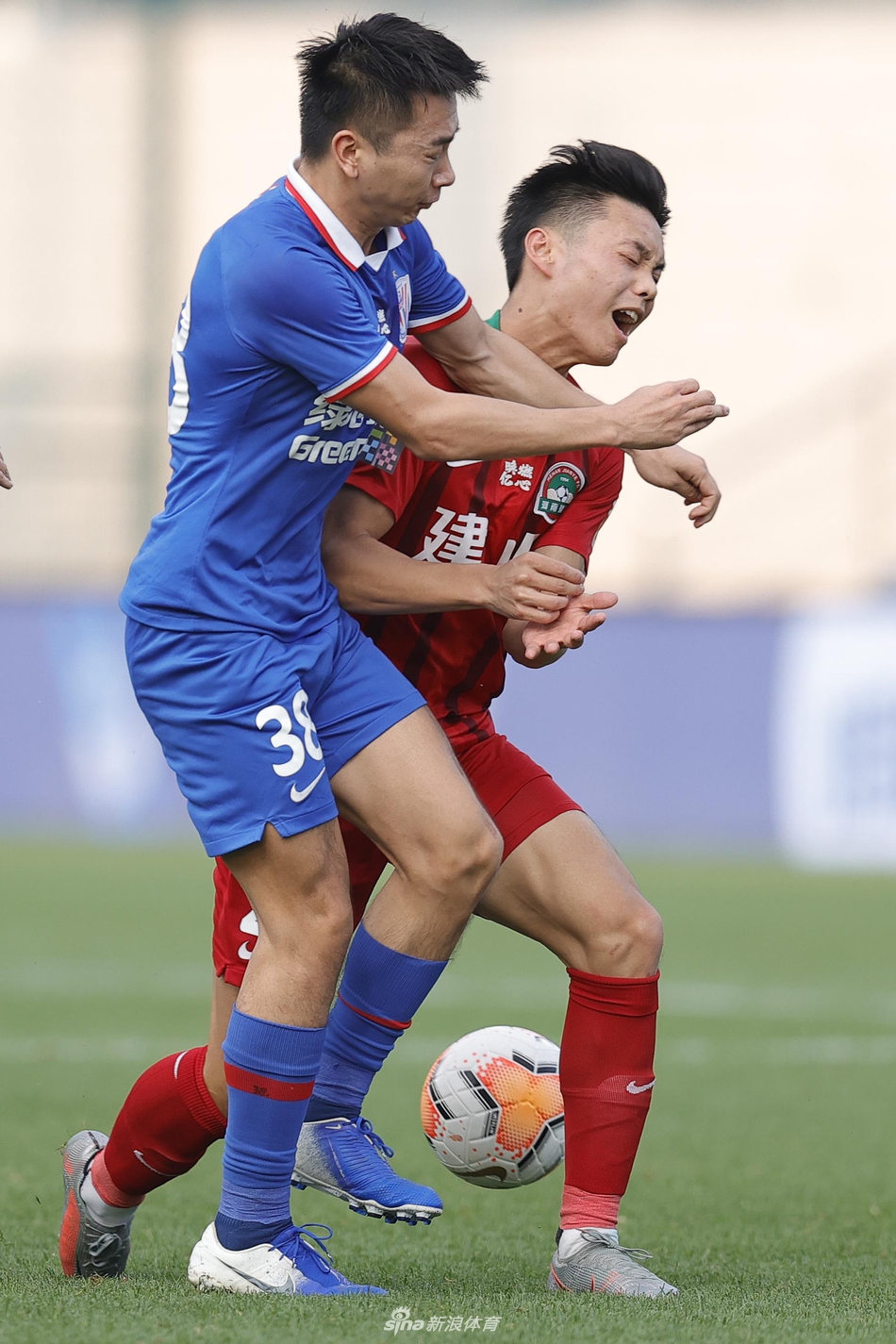 双方身体对抗激烈