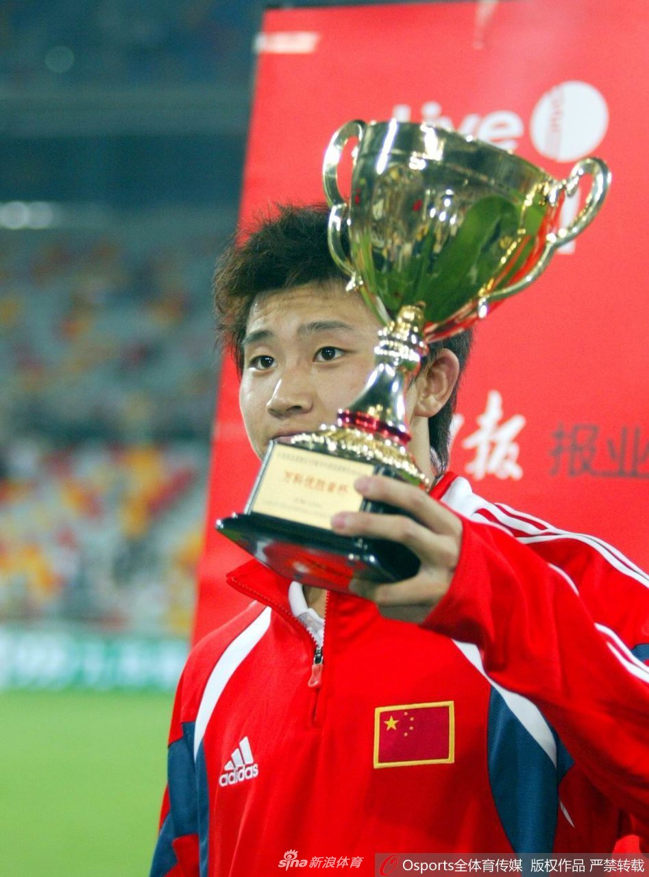 前国脚周海滨宣布退役