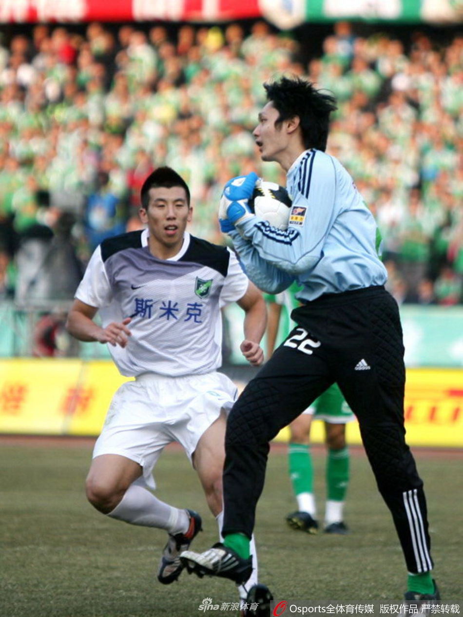 杨智稳稳抱住皮球