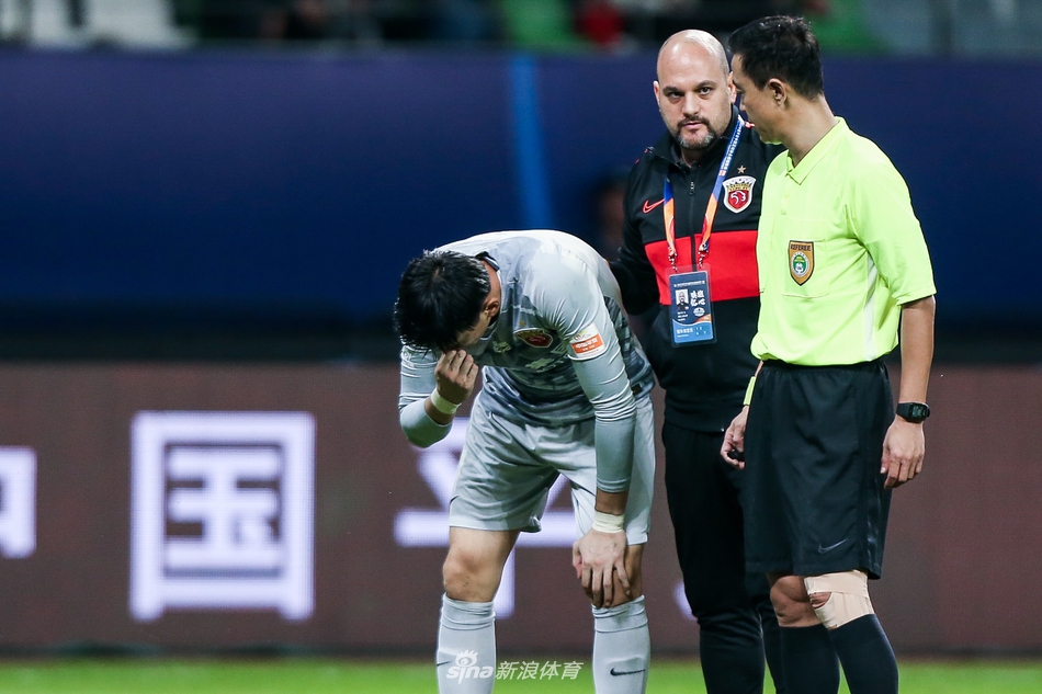 惨烈！阿瑙飙血+颜骏凌被打面门 上海德比人仰马翻