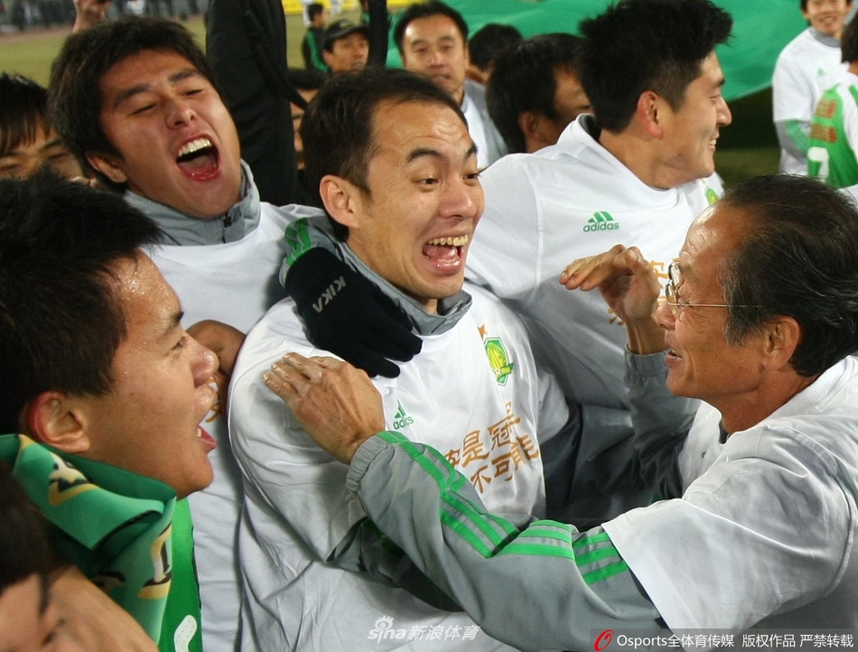 洪元硕与张永海相拥