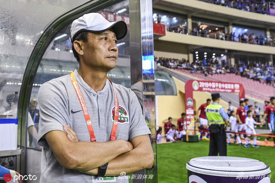 王宝山建业生涯回顾 怒摔帽子成经典