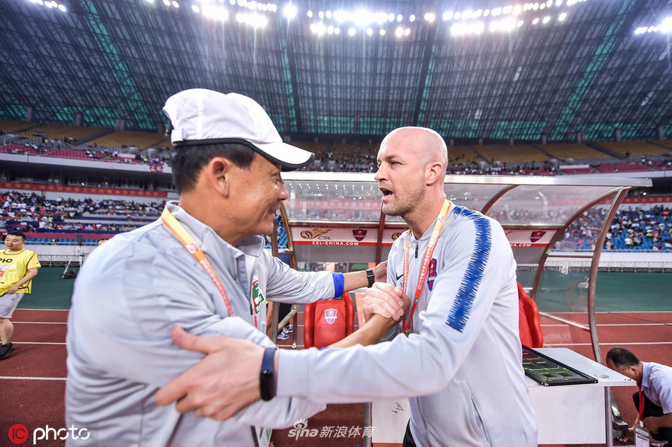 王宝山小克鲁伊夫亲切握手