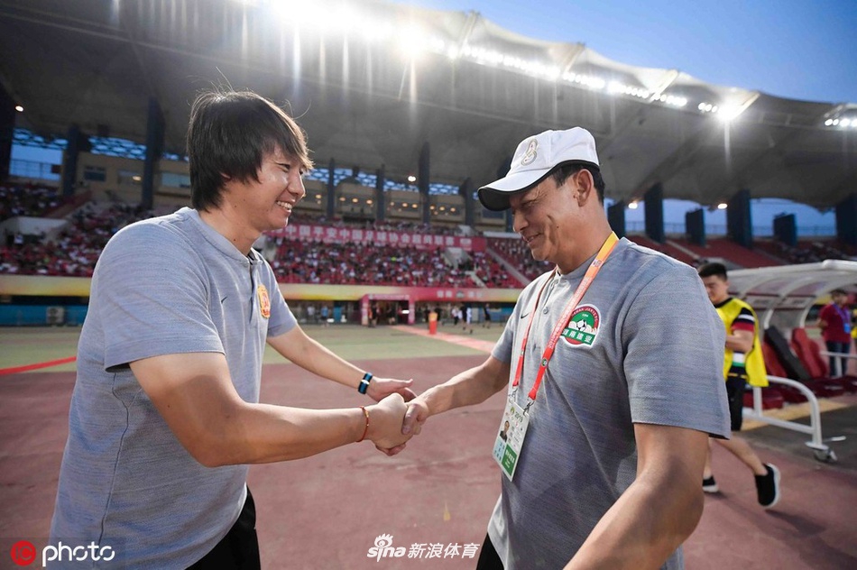 王宝山李铁握手