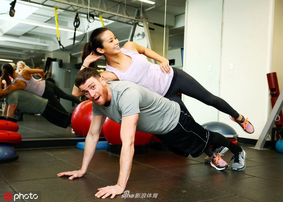 杰米-钟花式虐狗 与新婚丈夫健身房秀花样恩爱