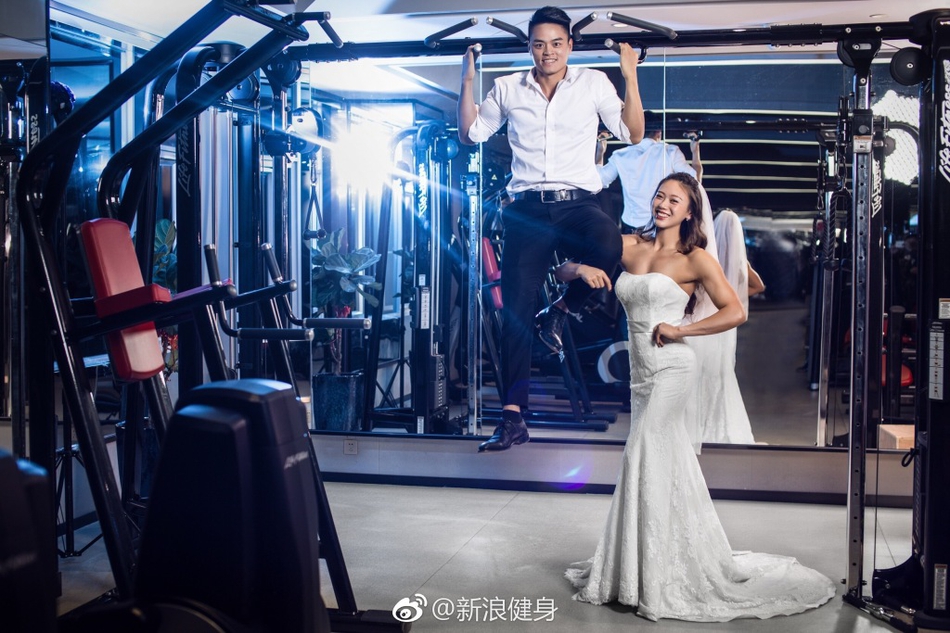 这对夫妇因健身结缘 健身房里拍婚纱照_高清图集_新浪网