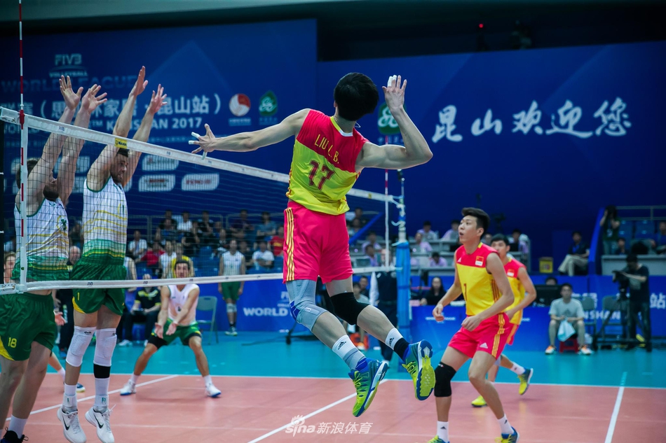 中国队5-3领先时,江川1号位后攻下球,刘力宾发球下网,对手发球出界