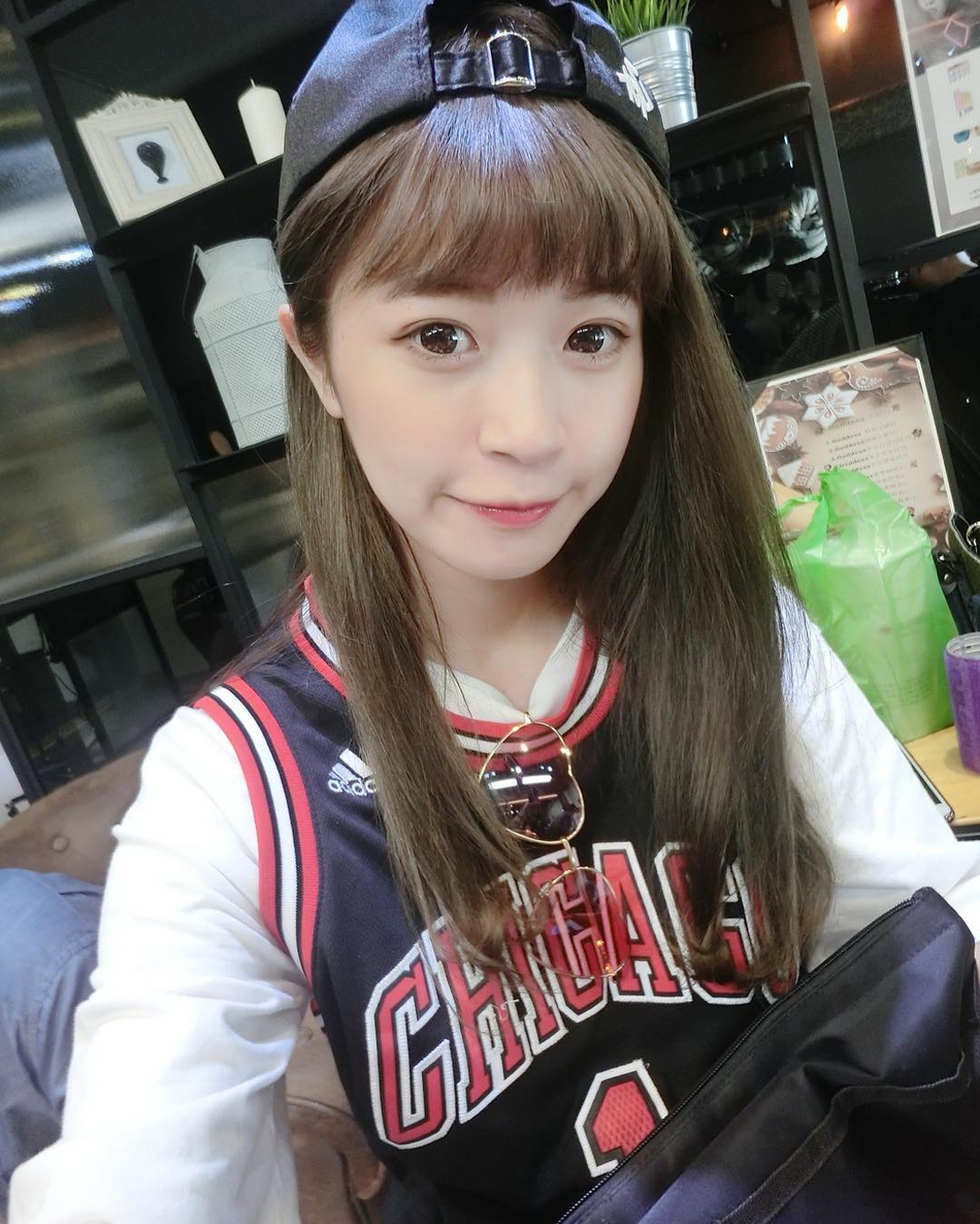 爱打篮球的美女模特 她带球撞人你肯定防不住