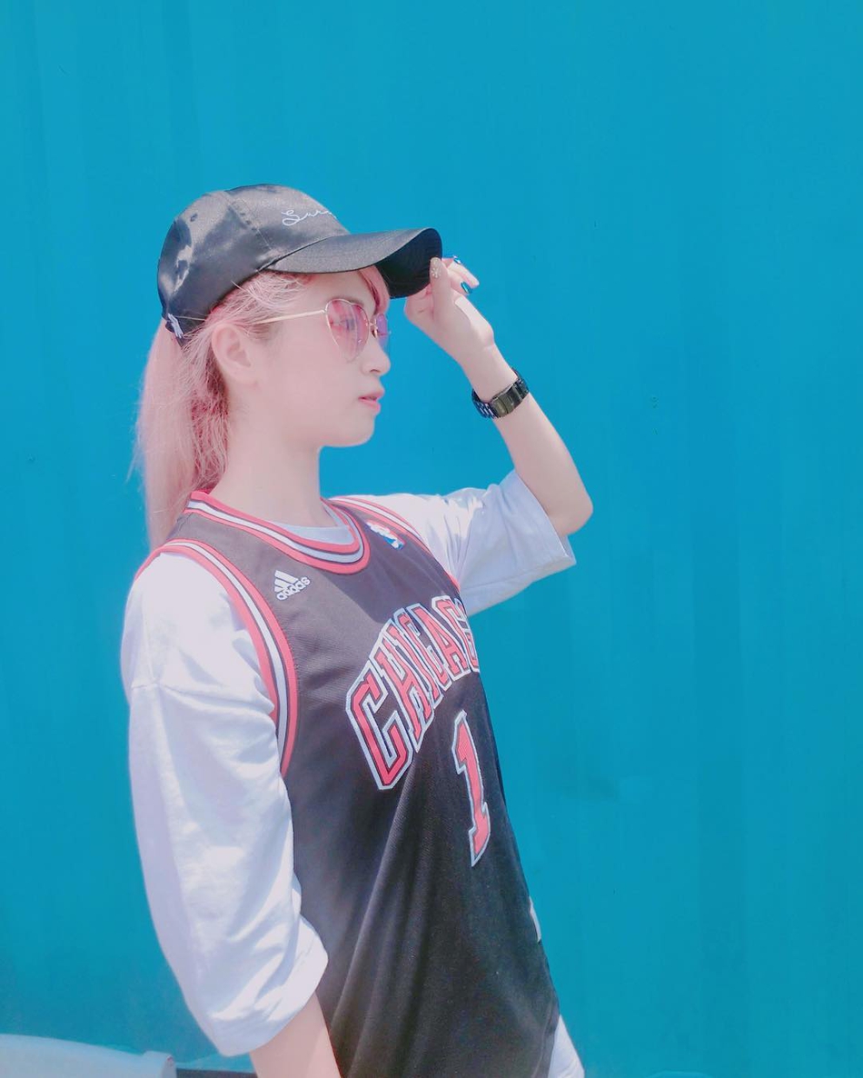 爱打篮球的美女模特 她带球撞人你肯定防不住