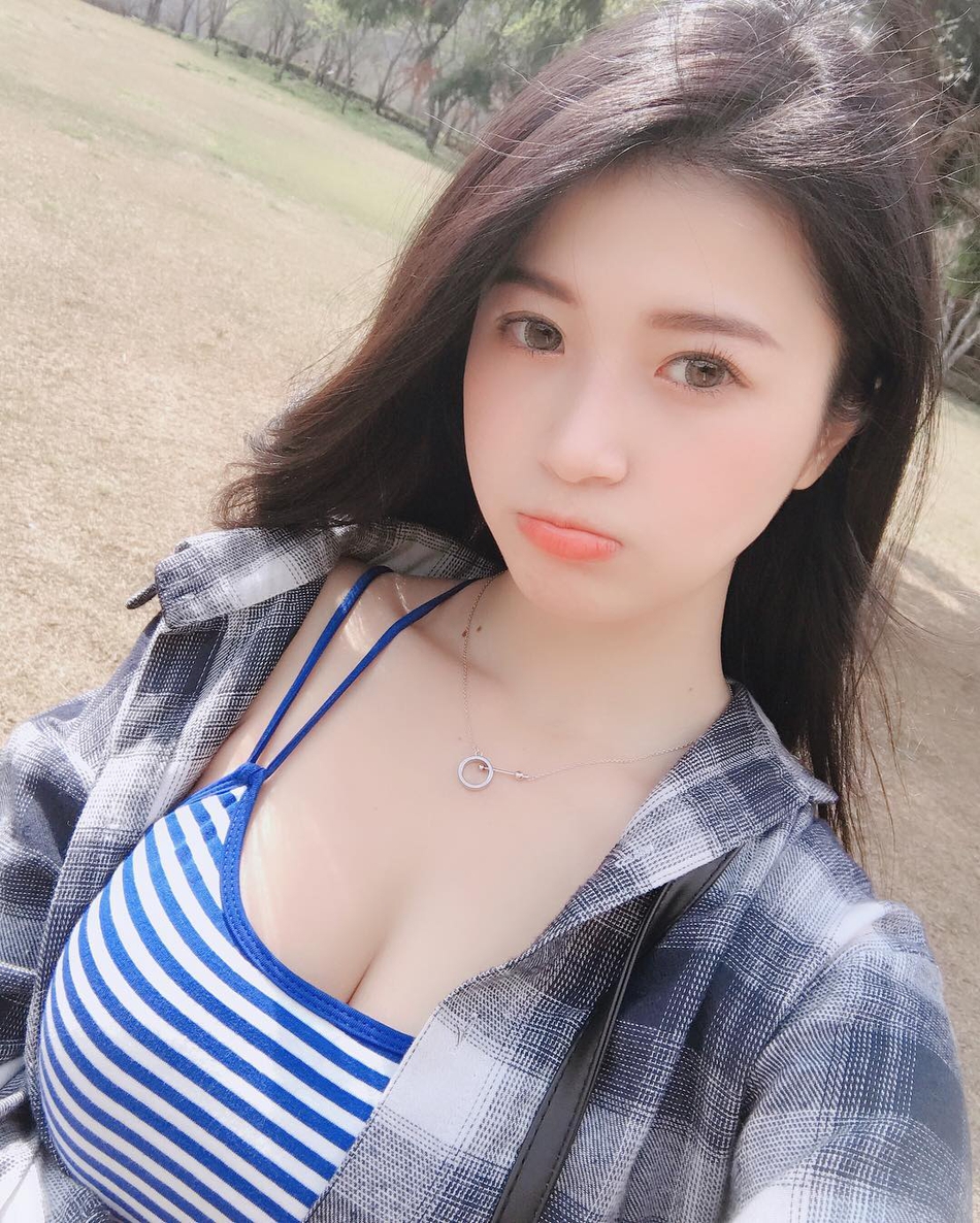 爱打篮球的美女模特 她带球撞人你肯定防不住