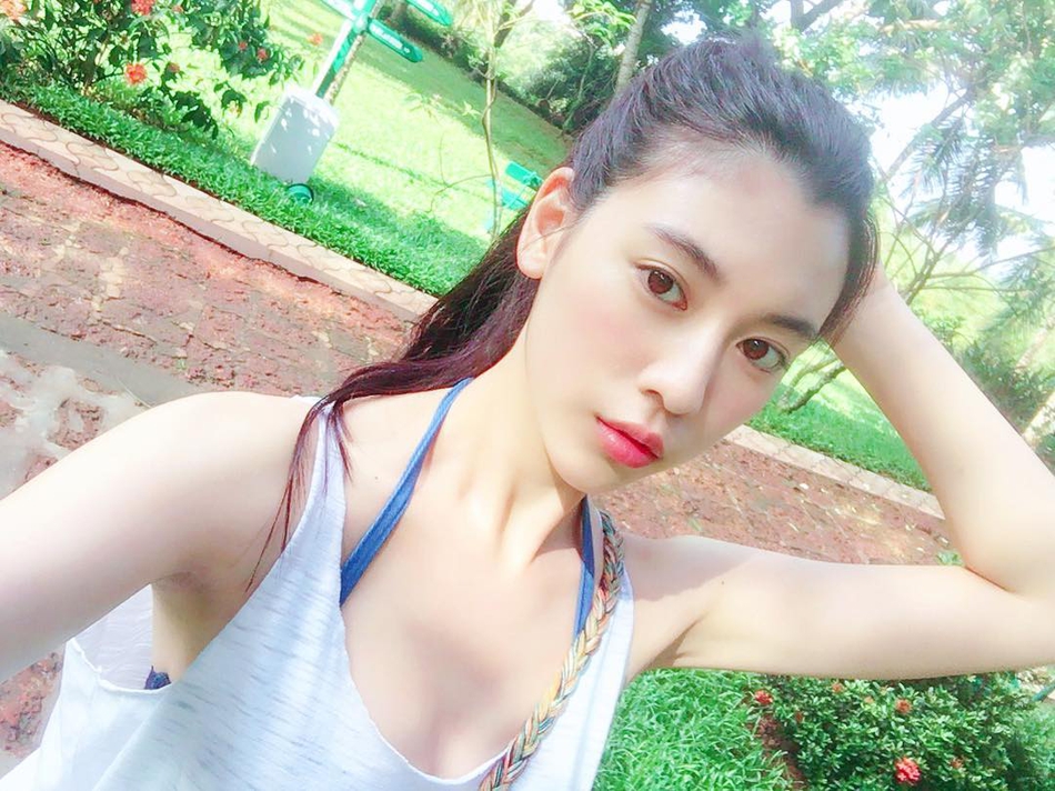 周杰伦新歌MV女主三吉彩花 完美驾驭运动风!