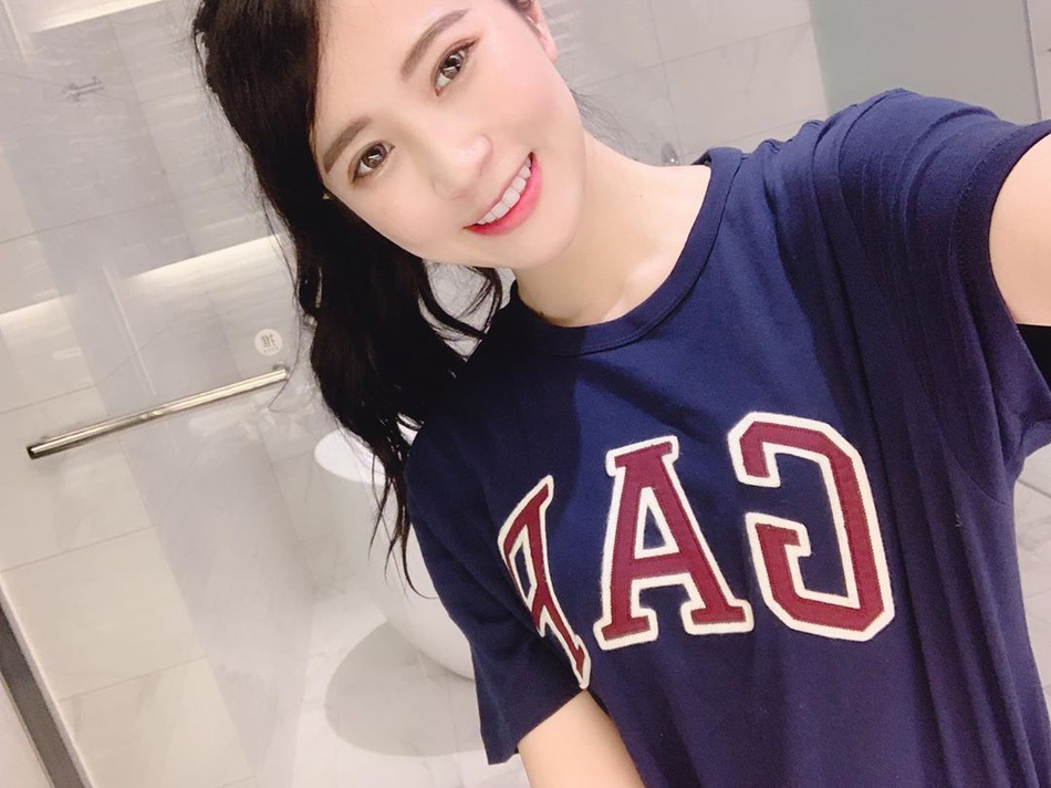 爱打篮球的美女模特 她带球撞人你肯定防不住