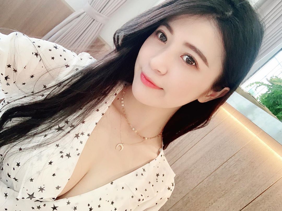 爱打篮球的美女模特 她带球撞人你肯定防不住