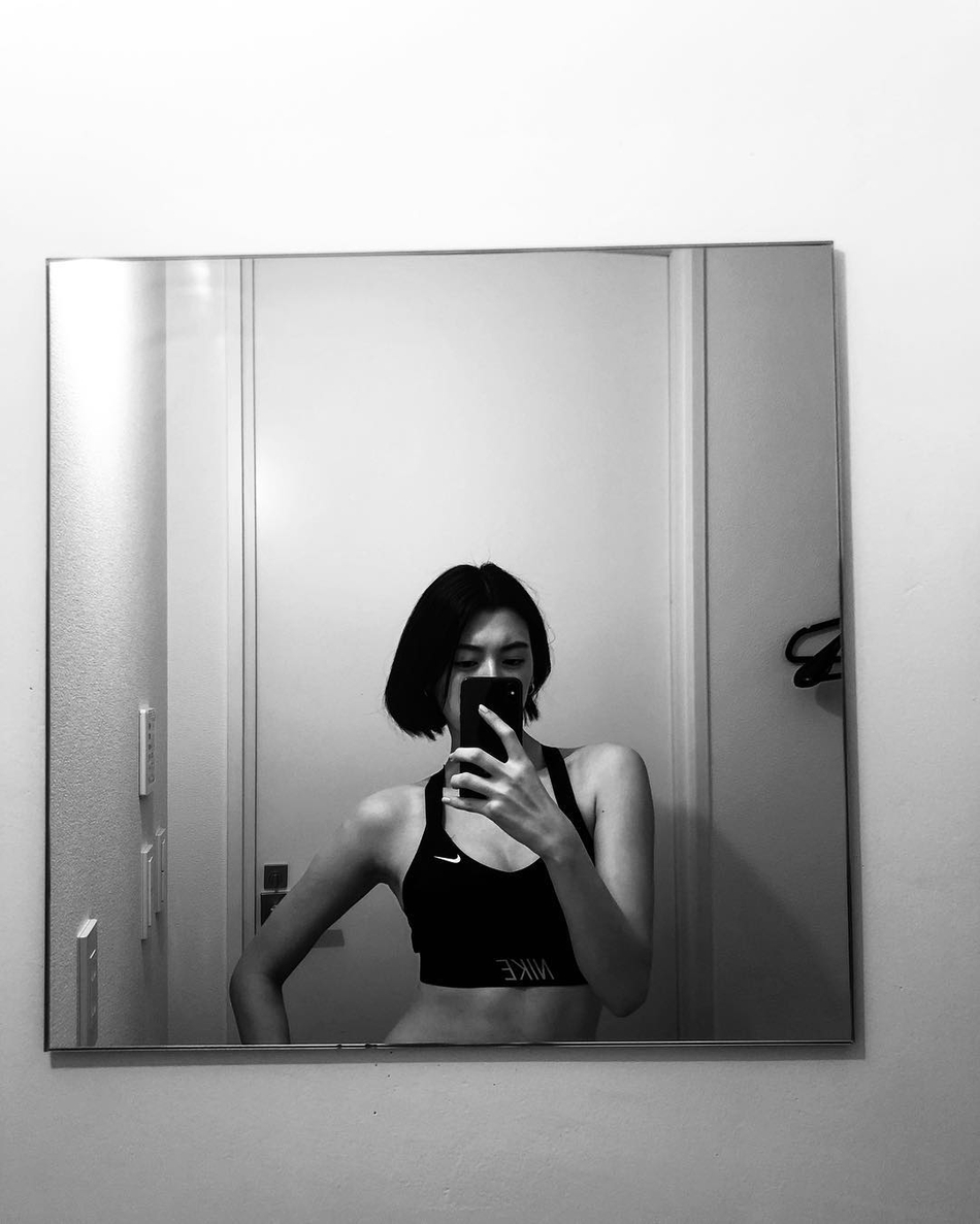 周杰伦新歌MV女主三吉彩花 完美驾驭运动风!