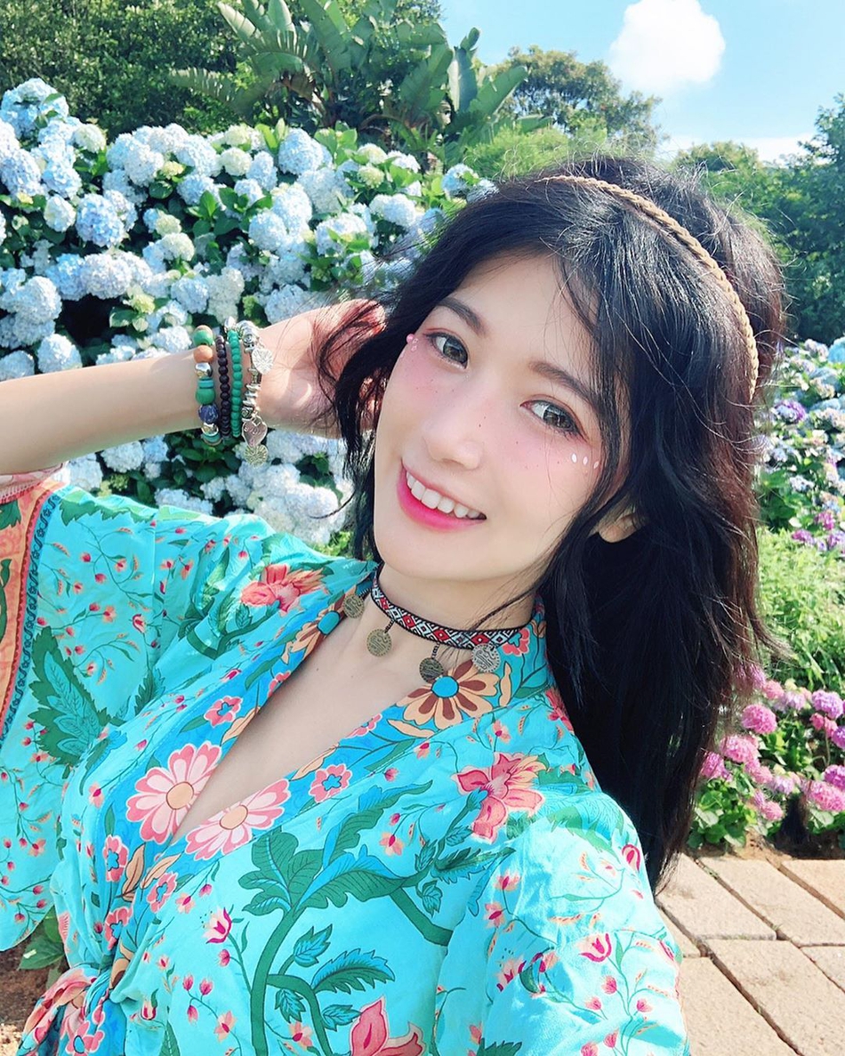 爱打篮球的美女模特 她带球撞人你肯定防不住