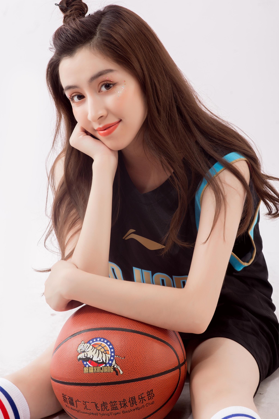 新疆队啦啦宝贝拍摄写真助力中国男篮