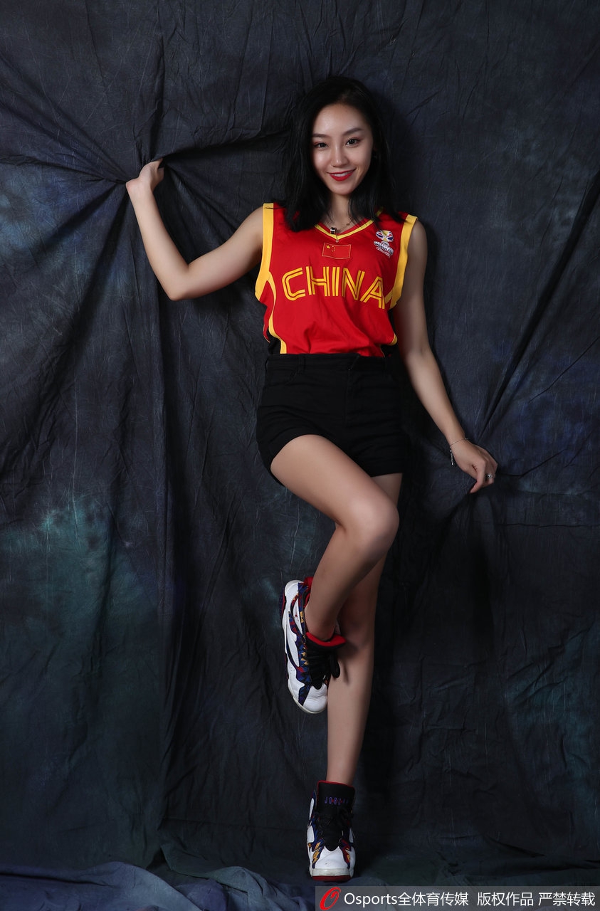 啦啦宝贝秀修长美腿 助威中国男篮重整旗鼓