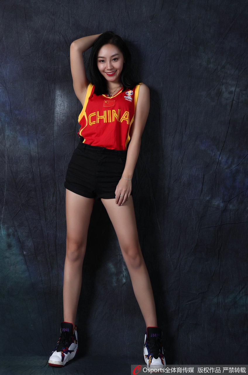啦啦宝贝秀修长美腿 助威中国男篮重整旗鼓