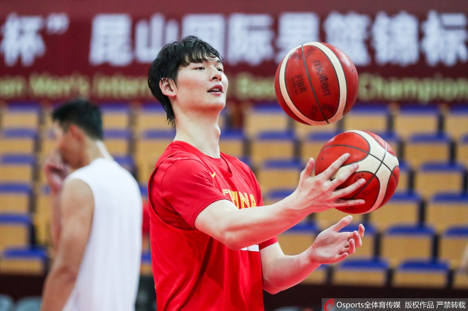 中国男篮备战训练 球员表情轻松