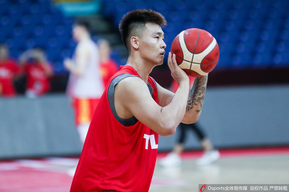 中国男篮备战训练 球员表情轻松