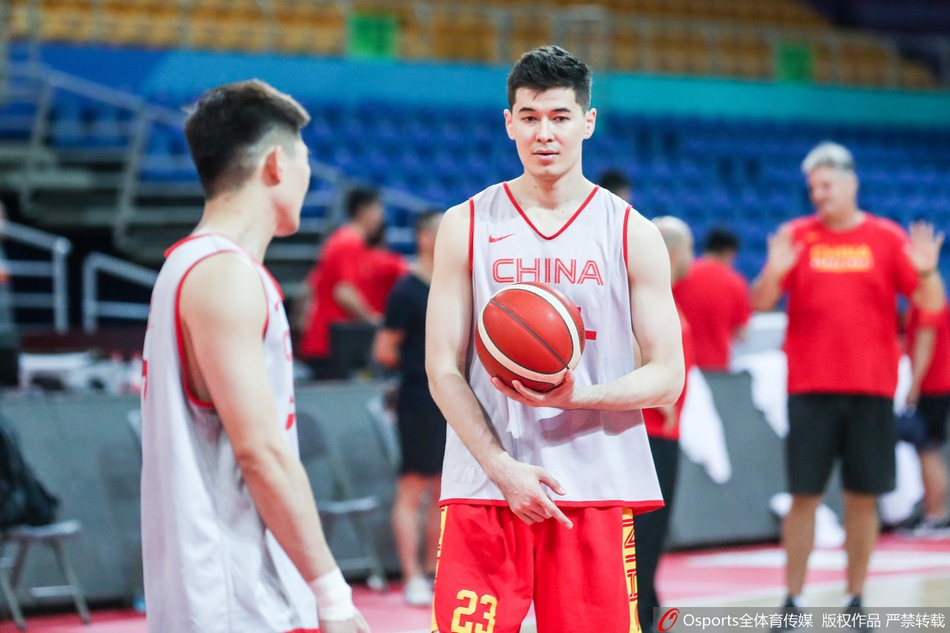 中国男篮备战训练 球员表情轻松