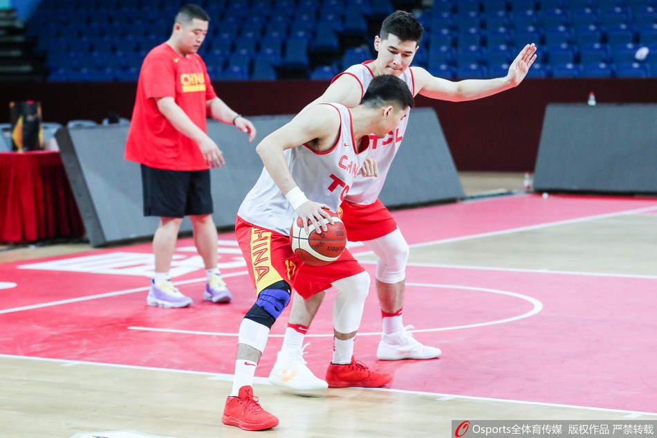 中国男篮备战训练 球员表情轻松