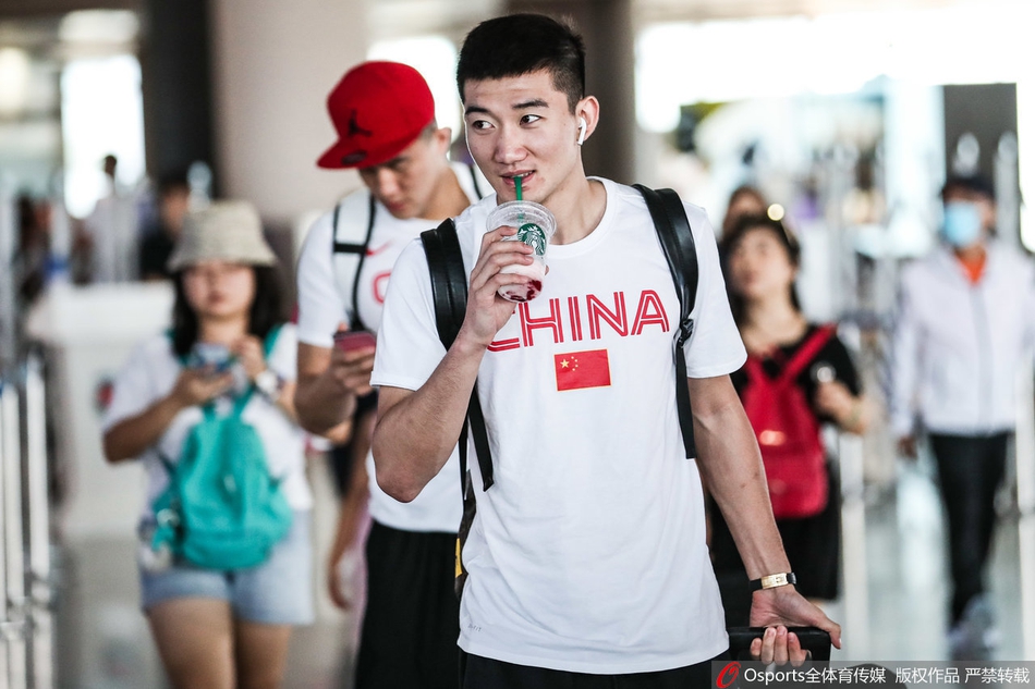 周琦孙铭徽“吨吨吨”喝饮料心情好