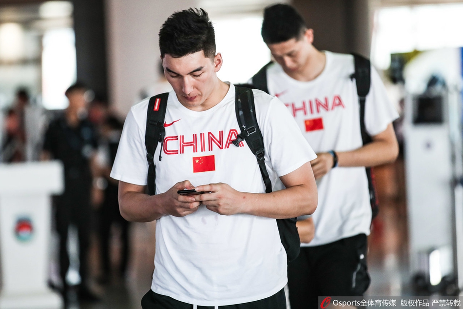 周琦孙铭徽“吨吨吨”喝饮料心情好