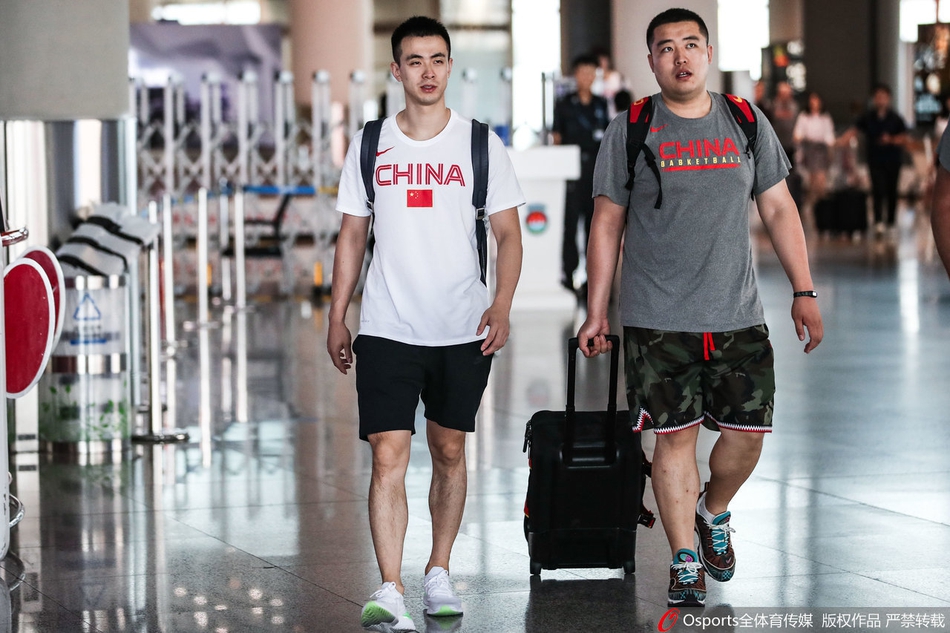 周琦孙铭徽“吨吨吨”喝饮料心情好