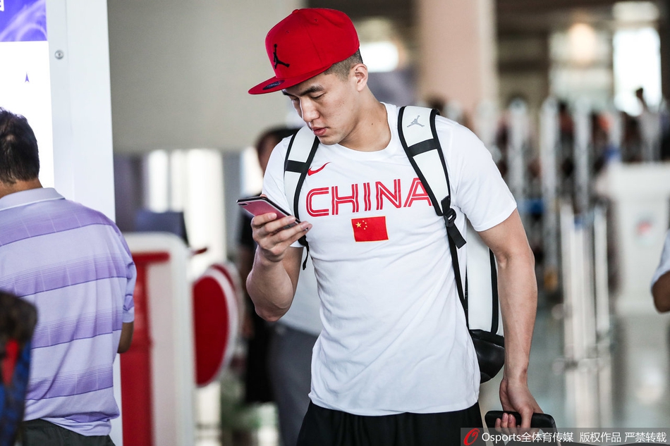 周琦孙铭徽“吨吨吨”喝饮料心情好