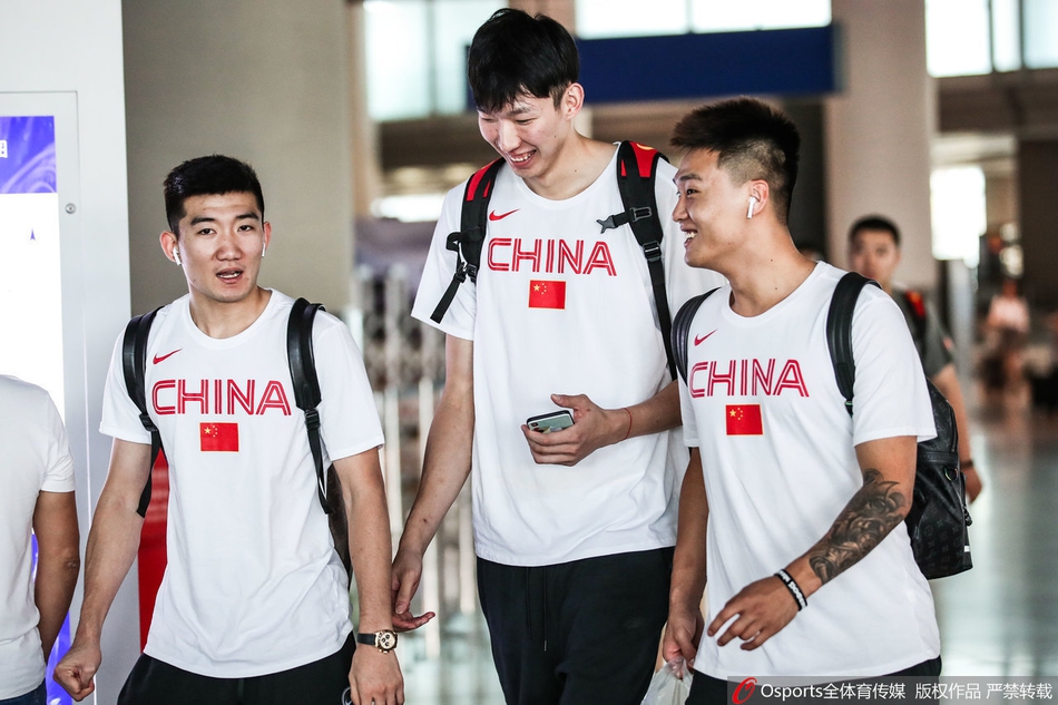 周琦孙铭徽“吨吨吨”喝饮料心情好