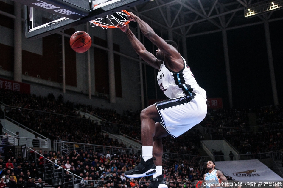 辽宁官宣续约巴斯！回顾内线野兽上赛季精彩瞬间