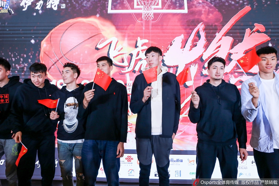 新疆球迷见面会 周琦亮相受球迷热捧