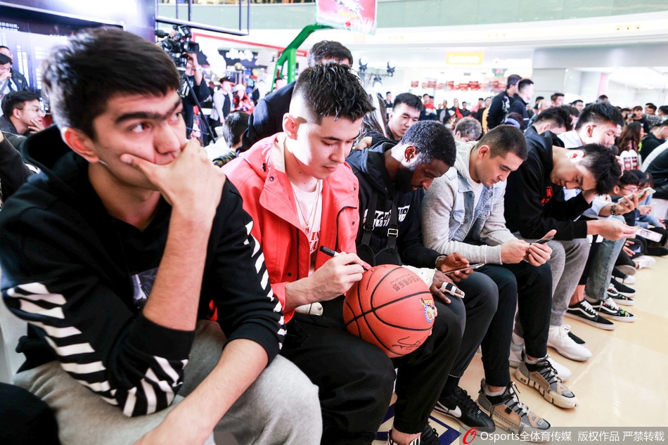 新疆球迷见面会 周琦亮相受球迷热捧