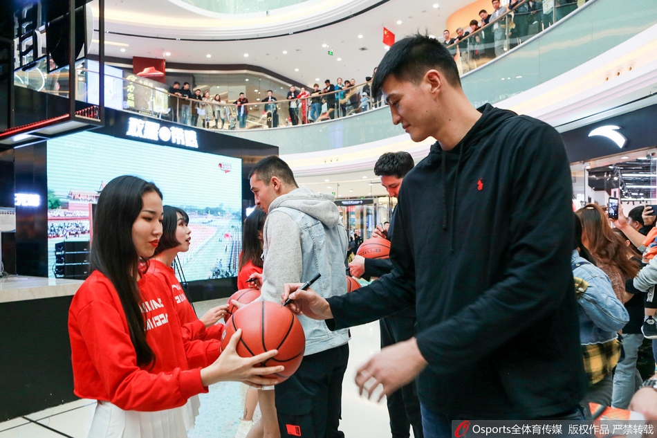 新疆球迷见面会 周琦亮相受球迷热捧