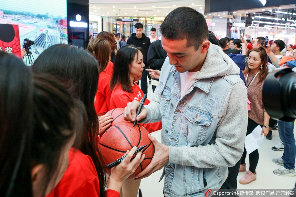 新疆球迷见面会 周琦亮相受球迷热捧