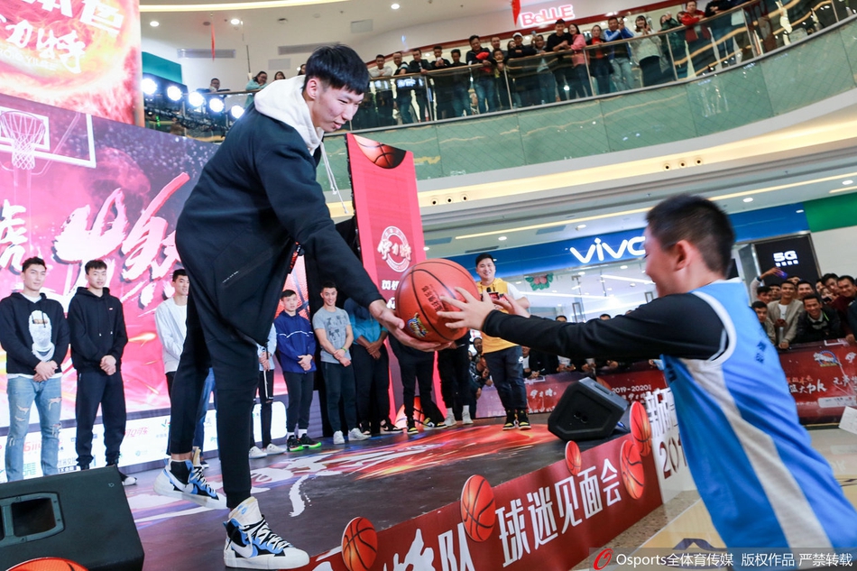 新疆球迷见面会 周琦亮相受球迷热捧